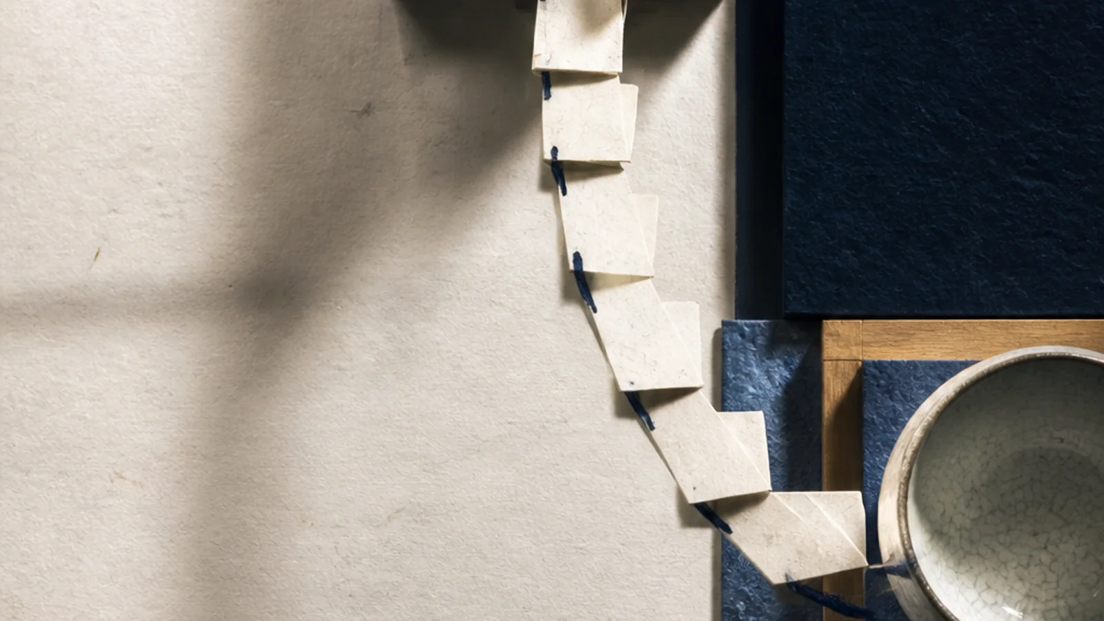 A cobalt heat bead crosses an indigo threshold and triggers washi response tabs leading to cooling and transport.
